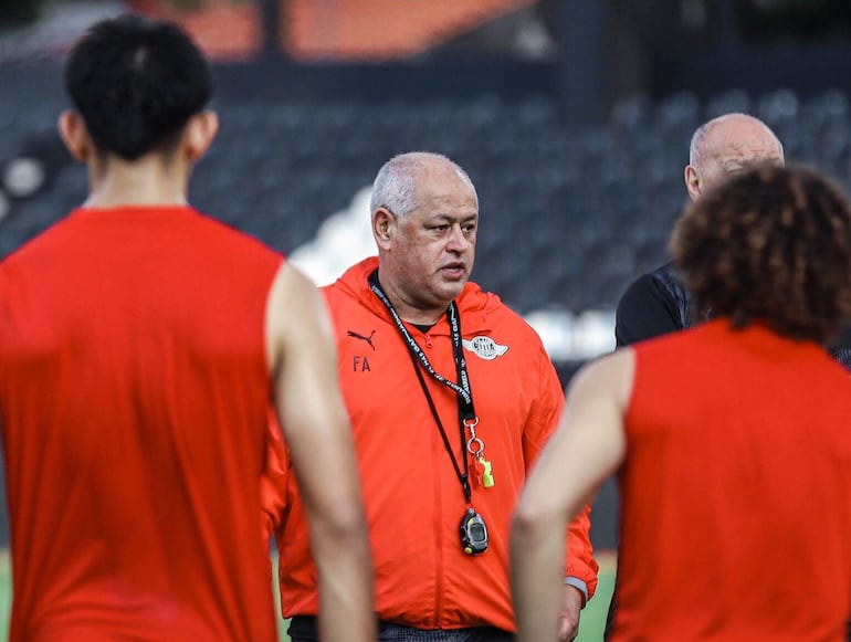 Francisco Javier Arce Rolón (54 años), entrenador de Libertad.