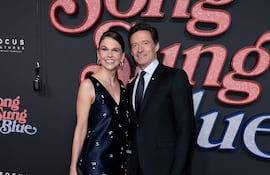 Sutton Foster y Hugh Jackman llegaron juntitos al estreno de "Song Sung Blue". (Dimitrios Kambouris/Getty Images/AFP)