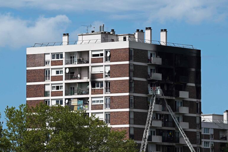 Con escaleras, los bomberos llegaron hasta el noveno piso de un edificio residencial luego de un incendio, en L'Ile-Saint-Denis, suburbios del norte de París, el 19 de agosto de 2023. 