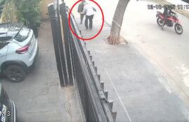 Captura de video del asalto a un hombre de la tercera edad en el que supuestamente participó el detenido.