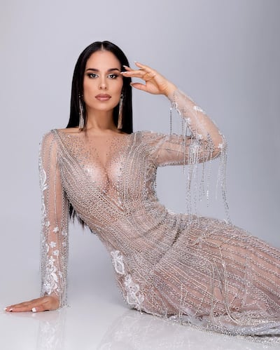Fabi Martínez se consagró Miss Eco Américas 2024. En la imagen la vemos posando para la fotógrafa Graciela Núñez, enfundada en un vestido creado por Hugo Negro Vázquez.