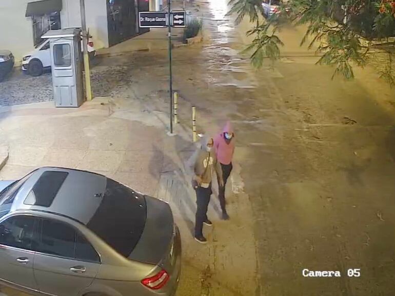 El que sería Enrique Rojas Ravinovich, con capucha gris, junto a su cómplice, antes del atraco a la empresa Elektron de Asunción.