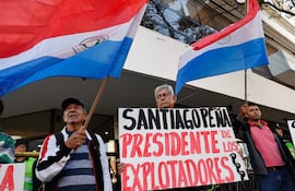 Manifestantes aseguraron estar en desacuerdo con un proyecto de ley impulsado por el presidente de Paraguay, Santiago Peña, que modificaría el Código Laboral vigente en la nación, y que afectaría la estabilidad laboral. EFE/ Juan Pablo Pino