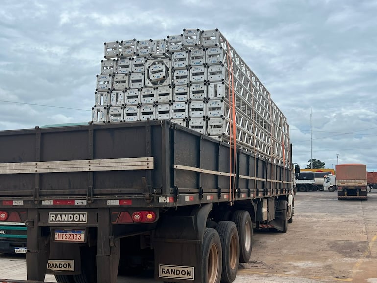 La Dirección Contra Delitos Económicos y Financieros de la Policía Nacional y la DNIT retuvieron dos camiones con estructuras metálicas que eran llevadas a Concepción, supuestamente para la fiesta de 15 años de la gobernadora Liz Meza (ANR-HC).