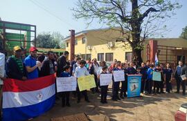 Padres de familia, estudiantes y docentes de la escuela básica Nro. 1582 “P. Hermann Pieper”, de General Delgado, en manifestación frente a la Coordinación Departamental de Supervisiones Educativas de Itapúa para reclamar por un rubro docentes del cual fue privado por el MEC.