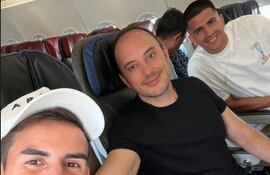 Romeo Benítez, el representante Diego Serrati, y Mateo Gamarra, rumbo a Brasil.