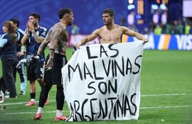 Miembros de la selección argentina de fútbol con una pancarta que reza 'Las Malvinas son argentinas' tras el partido de ayer con Inglaterra.