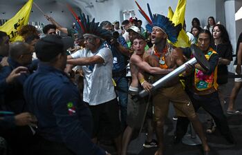 Manifestantes indígenas intentan invadir la sede de la COP30 en Belém, Brasil, el martes 11 de noviembre de 2025.
