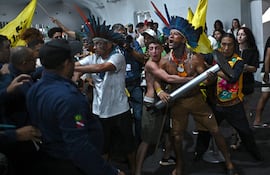 Manifestantes indígenas intentan invadir la sede de la COP30 en Belém, Brasil, el martes 11 de noviembre de 2025.