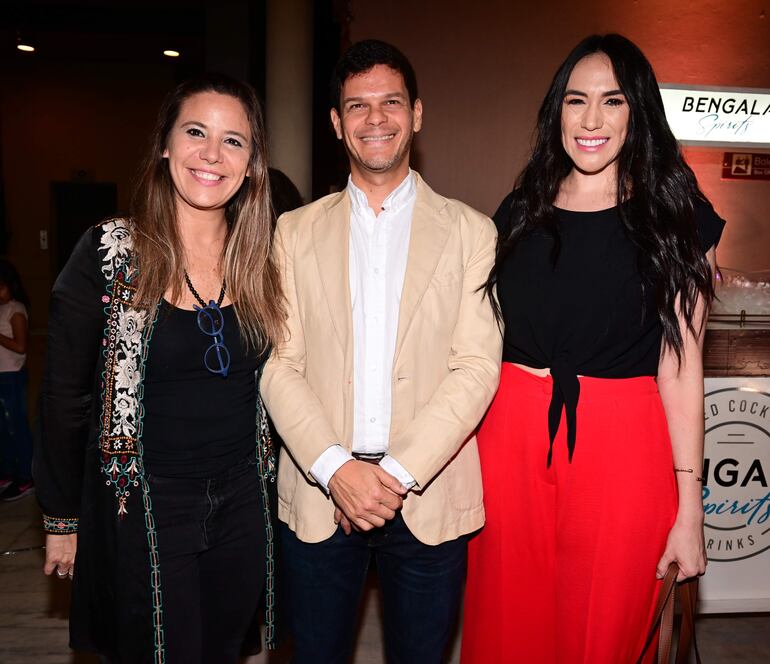 Xenia Kent, Gabriel Solalinde y Silvia Flores.