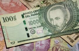 Billetes de guaraníes.
