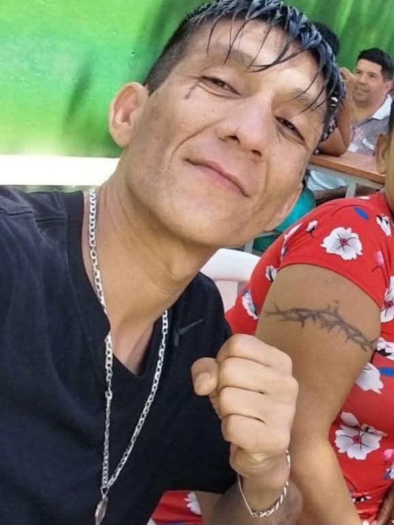 Bernardo Luis Sánchez Quintana, alias Lágrima, con la señal del "puño cerrado", característico del Clan Rotela.