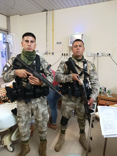 El exintendente de Ypejhú, Vilmar “Neneco” Acosta Marques, de 50 años, recibe una fuerte custodia policial  mientras sigue interando en el Hospital Nacional de Itauguá.