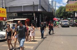 Los compradores cuando recorrían este sábado las calles del microcentro de Ciudad del Este.