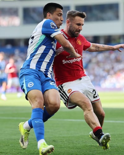 El volante ofensivo paraguayo, Diego Gómez intenta avanzar ante la marca del lateral inglés del Manchester United, Luke Shaw.