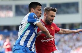 El volante ofensivo paraguayo, Diego Gómez intenta avanzar ante la marca del lateral inglés del Manchester United, Luke Shaw.