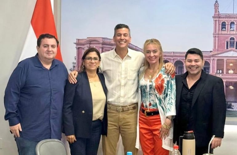 Arturo Urbieta, Liz Meza, Santiago Peña, Virina Villanueva y Berni Villalba.