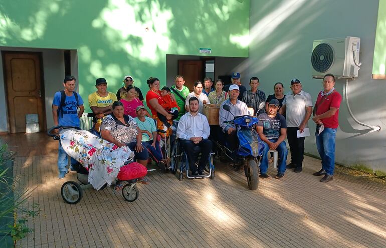 Miembros de la Asociación de Personas Discapacitadas Tajy Poty de Caaguazú .