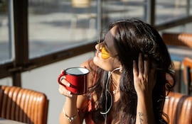 Mujer en una cafetería.