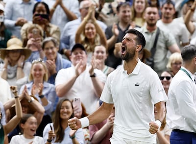 Novak Djokovic de Serbia celebra tras ganar su partido de cuartos de final de individuales masculinos contra Félix Auger-Aliassime de Canadá en el Campeonato de Wimbledon en Londres, Gran Bretaña.