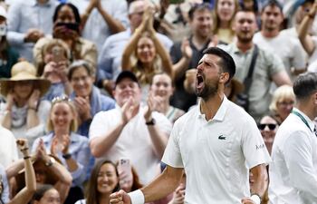 Novak Djokovic de Serbia celebra tras ganar su partido de cuartos de final de individuales masculinos contra Félix Auger-Aliassime de Canadá en el Campeonato de Wimbledon en Londres, Gran Bretaña.