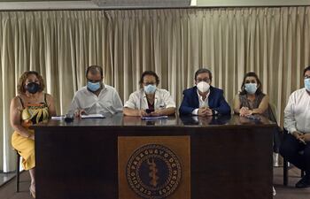 Miembros del Círculo Paraguayo de Médicos manifestaron hoy, en conferencia de prensa, su preocupación por la calidad de los médicos que egresan de facultades no acreditadas por Aneaes.