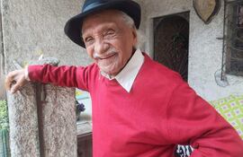 El poeta peruano Leoncio Bueno en su casa de la Tablada de Lurín, Lima, 11 de agosto de 2024.