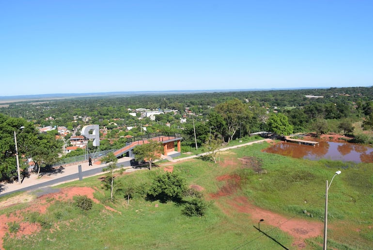 Subiendo la escalinata del Cerro Perõ se llega a la laguna natural de la cima y, desde el mirador, se aprecia la vista panorámica de Paraguarí.