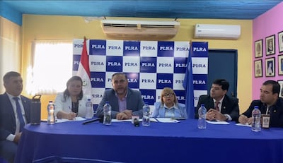 El senador Ever Villalba (PLRA), tercero desde la izquierda, junto a autoridades del PLRA y miembros de su equipo.