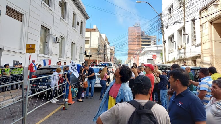 Funcionarios de Copaco exigen el pago de sus salarios retrasados y el aguinaldo.