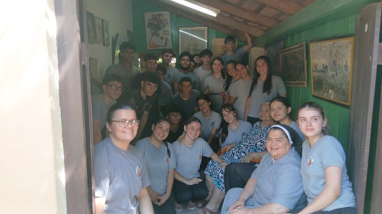 La beneficiaria expresó su satisfacción por la visita y el apoyo recibido, mientras los estudiantes invitaron a otros jóvenes a vivir la solidaridad