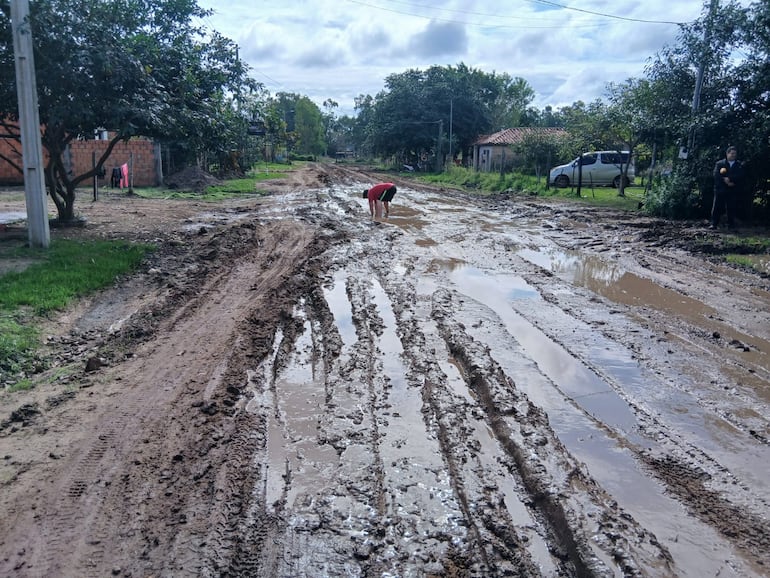 La calle Antequera de Lombardi del barrio Villa Policial de Pilar se encuentra convertida en lodazal.