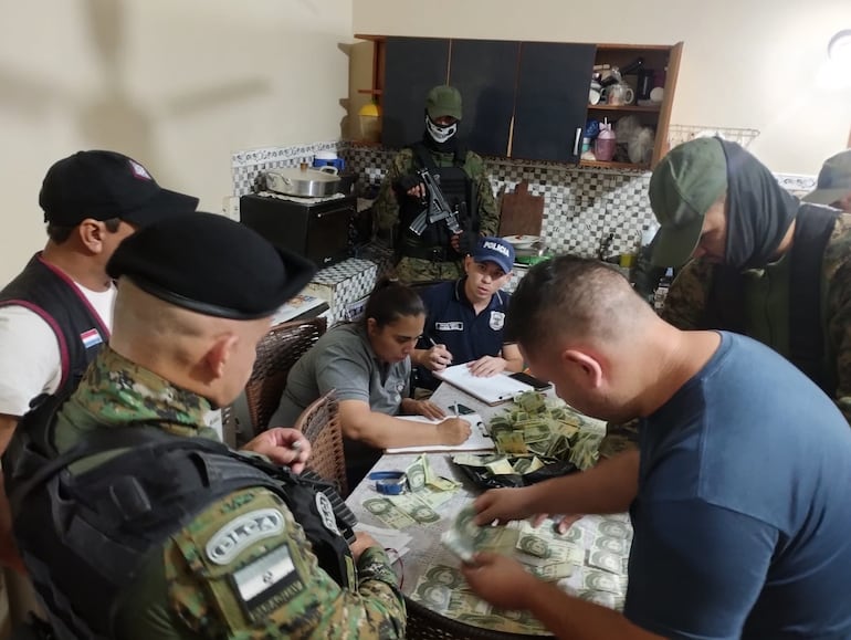 Uno de los allanamientos efectuados por policías del Departamento de Lucha Contra el Abigeato.