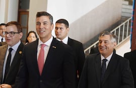 A la derecha, Luis Ramírez, ministro de Educación, acompañando al presidente de la República, Santiago Peña.