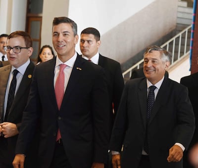 A la derecha, Luis Ramírez, ministro de Educación, acompañando al presidente de la República, Santiago Peña.