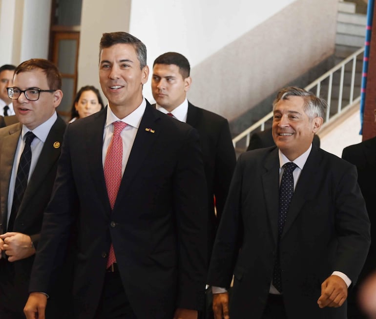 El presidente de la República, Santiago Peña y el ministro de Educación, Luis Ramírez.