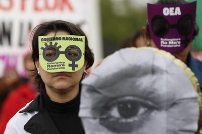Una activista participa en una protesta contra la violencia y respeto a la constitución el miércoles, afuera del Centro de Convenciones de la Conmebol donde la Organización de Estados Americanos (OEA) celebra su 54ª Asamblea General, en Luque (Paraguay). Grupos de feministas, indígenas y estudiantes se manifestaron a favor de la igualdad de género.