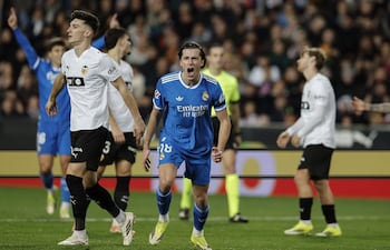 El jugador del Real Madrid, Álvaro Carreras, celebra tras marcar contra el Valencia durante el partido de LaLiga española entre el Valencia CF y el Real Madrid en el Estadio de Mestalla, en Valencia, España, el 08 de febrero de 2026. (España) EFE/EPA/KAI FORSTERLING