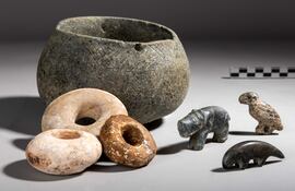 Una vasija de piedra con tres figuritas de animales en su interior hallada en la excavación neolítica de Karahantepe, en el sureste de Turquía, de al menos 10.000 años de antigüedad, puede ser el ejemplo más antiguo de una historia contada a través de símbolos, un antepasado de la escritura, según el arqueólogo turco Necmi Karul.