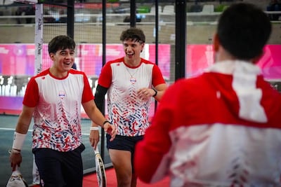 Los paraguayos Facundo Dehnike (izquierda) y Martín Abud festejan sus dos triunfos en una gran jornada para el padel en Santa Fe 2026.