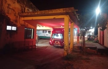 Momento en que la ambulancia de bomberos traslada a la paciente ante la falta de chofer en el Hospital de Quiindy.