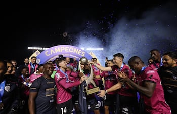 Independiente del Valle, con el goleador paraguayo, Carlos "Cocoliso" González en sus filas se coronó como Supercampeón en Ecuador.