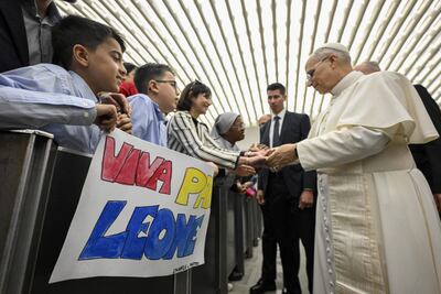 El papa León XIV saluda a un grupo de asistentes mientras preside una audiencia con la Curia romana.