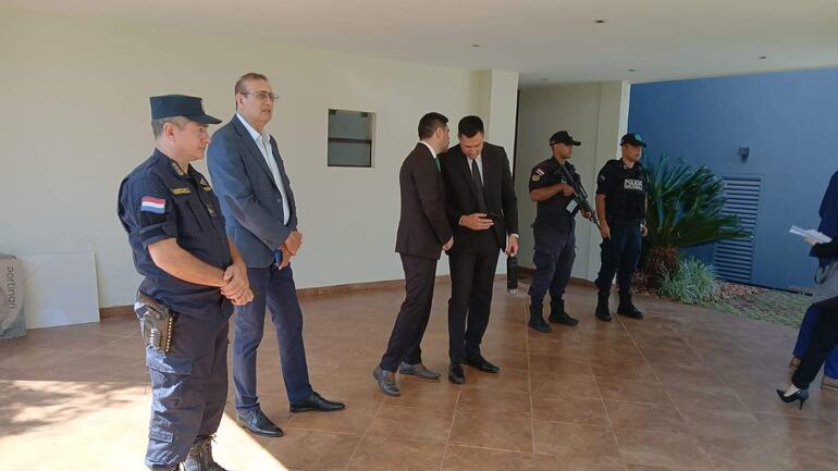 El senador cartista Erico Galeano durante la constitución del Tribunal de Sentencia en el condominio Aqua Village de Altos.