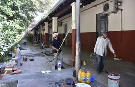 Reparación del techo en la Escuela Básica N° 17 República del Perú, en el barrio Sajonia de Asunción.