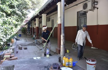 Reparación del techo en la Escuela Básica N° 17 República del Perú, en el barrio Sajonia de Asunción.