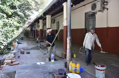 Reparación del techo en la Escuela Básica N° 17 República del Perú, en el barrio Sajonia de Asunción.