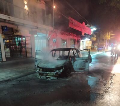 El vehículo ardió totalmente en llamas y quedó prácticamente inservible.