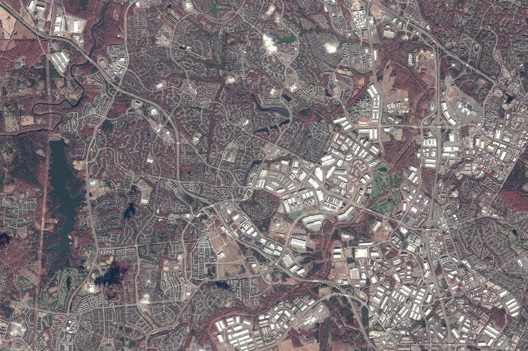 Esta imagen satelital aérea cortesía de Planet Labs (PBC) muestra el área "Data Center Alley" en Ashburn, Virginia, en noviembre de 2025.