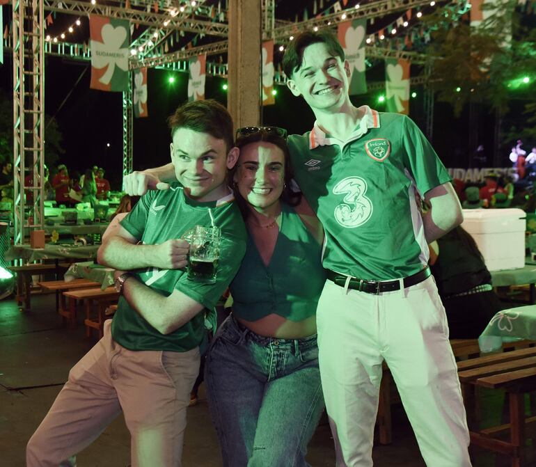 Patrick McEnroy, Aurelie Riant y Félix Mc Enroy.